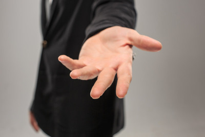 穿着西装的白人男性手