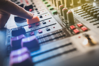 男人音响工程师双手工作的声音混音器录音