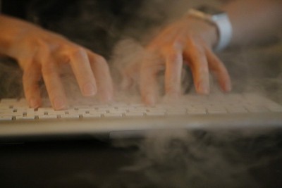 女性吸烟者工作电脑