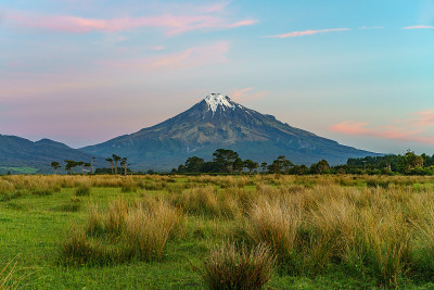 塔拉纳基火山的日落，新西兰
