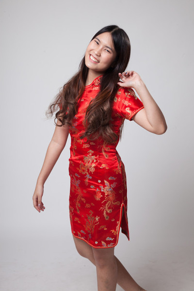 穿着中国旗袍的亚洲女孩