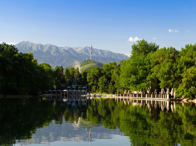 公园湖阳光明媚的早晨