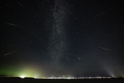 麦基诺桥上的银河夜空和流星