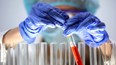 化学科学家把石蕊试纸放在试管中，测量pH值，分析
