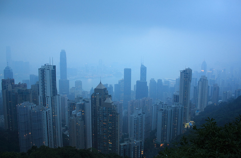 从山顶俯瞰香港维多利亚港。