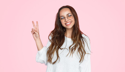 欢快的女性手势V
