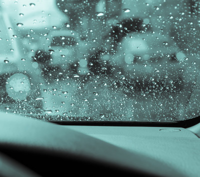 雨天路上模糊的汽车