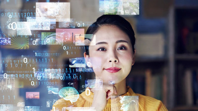 年轻的亚洲女人看了很多电影。数字转换。