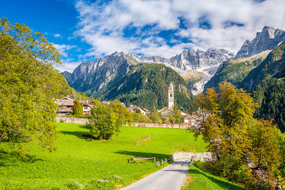 徒步旅行时穿过Soglio村(Graubünden，瑞士)