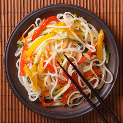 米粉与蔬菜在盘子上特写。俯视图