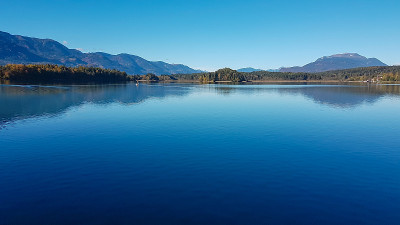 Faakersee -近距离观看Faaker湖浅水在奥地利阿尔卑斯山。水呈清澈的绿松石色。