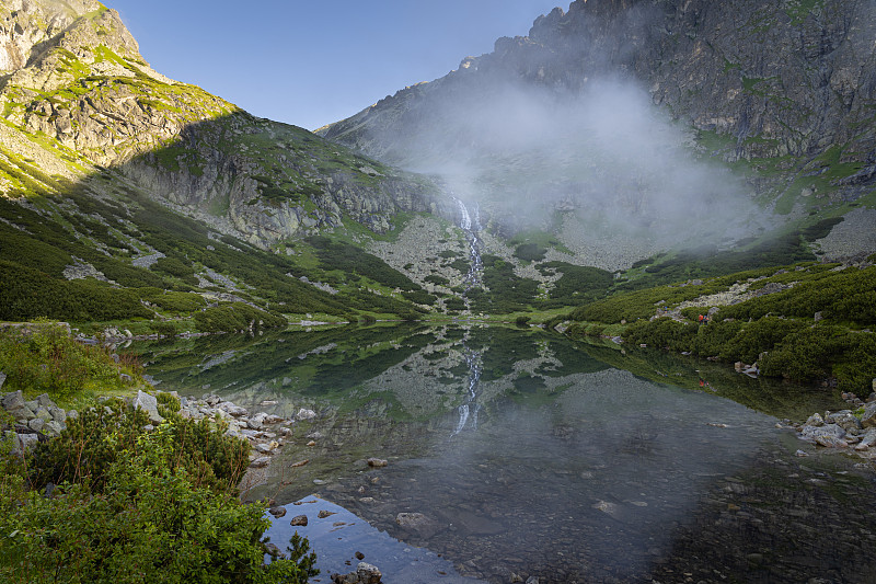 斯洛伐克塔特拉斯山脉的日出。Velicke Pleso (Velicke tarn)，早晨的瀑布和徒