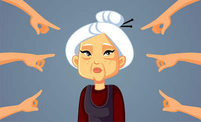 双手指向一位亚洲资深女性