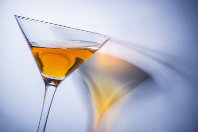 橙子利口酒倒入马提尼杯。