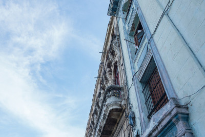 穿越建筑物古巴