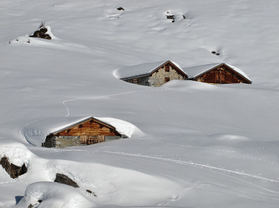 冰雪覆盖的小屋