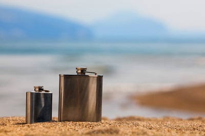 烧瓶在海滩