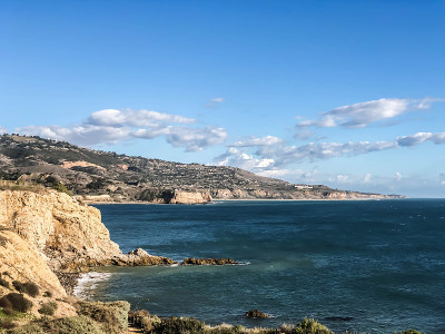 沿着帕洛斯佛得角有岩石，海湾和海滩的海岸线