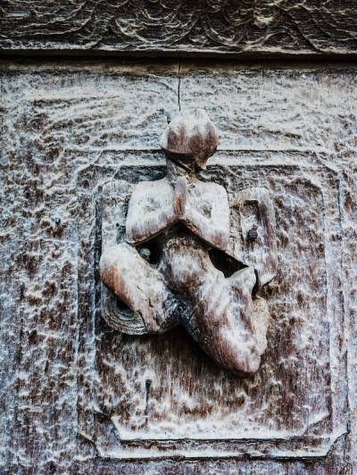 在Shwenandaw Kyaung，古老的木雕寺庙，金宫寺墙上渴望木雕塑，曼德勒，缅甸
