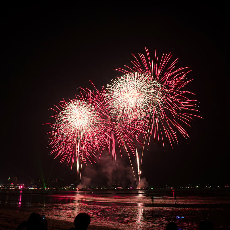 美丽多彩的烟花表演在水上庆祝之夜