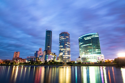 夜景叶卡捷琳堡，俄罗斯与城市的灯光反射在城市池塘的水