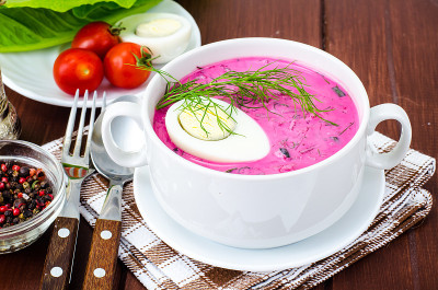 甜菜冷汤，鸡蛋，新鲜香草，黄瓜和香草