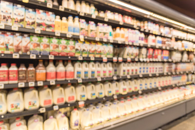 模糊选择乳制品在开放式前冷柜
