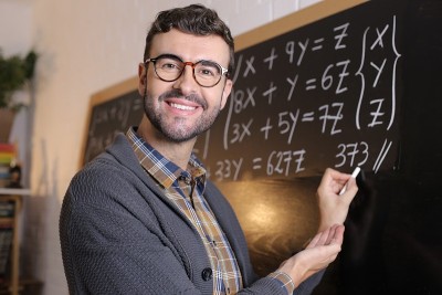 数学老师在教室里用粉笔写字
