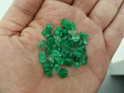 宝石和祖母绿，珠宝用的玉未经雕琢的宝石