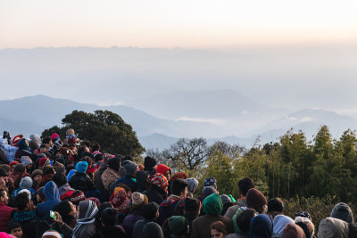 大吉岭虎山，在山和雾的背景下，拥挤的人们在等待元旦的第一道曙光。印度。
