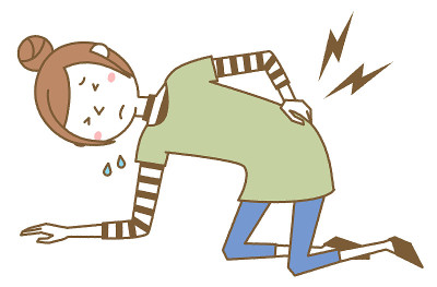 年轻女子因背部疼痛而蹲下来