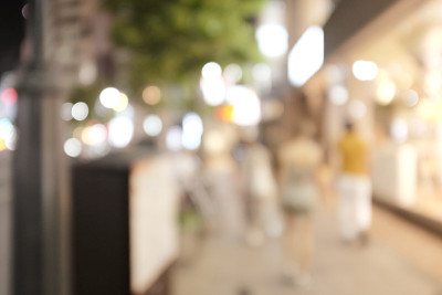 在日本拥挤的街道上，人们走在夜晚的人行道上，模糊的背景用于背景使用。