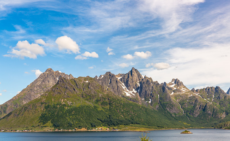 挪威罗浮敦群岛引人注目的山景