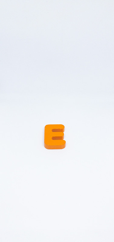 字母E在白色背景上为橙色
