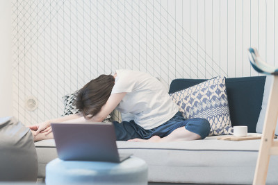一名女子在网上上瑜伽课