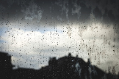雨滴落在窗玻璃上