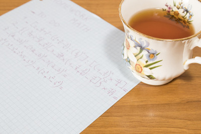 数学作业用一杯热茶放在一张木桌上作文