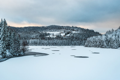 冬天在波兰Beskid Slaski山的Jezioro Czernianskie湖