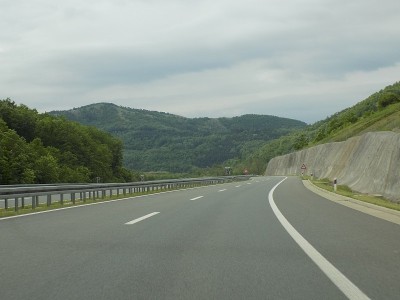 公路旁的挡土墙