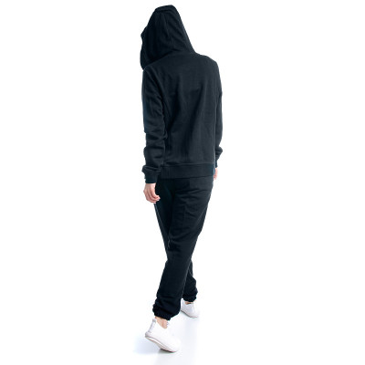 穿着黑色运动服兜帽的女人走过去了