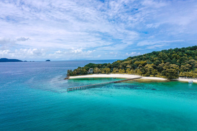 美丽的热带岛屿koh Kham，白色沙滩与火山岩石，靠近koh Mak，泰国