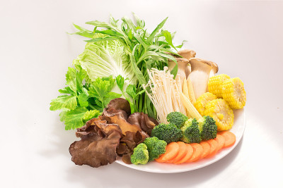白色背景上的新鲜混合蔬菜