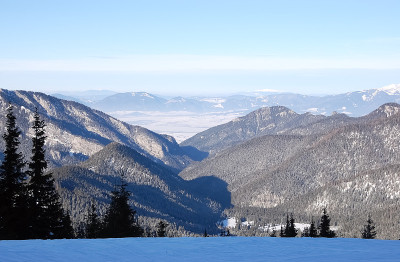 从滑雪坡俯瞰低塔特拉斯的山景。