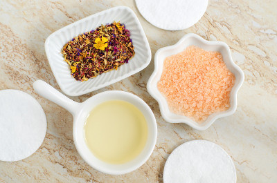 小白碗，里面有化妆(按摩，清洁)香油，浴盐(浸脚)，棉垫，干药草和花。天然护肤护发，自制spa，美容