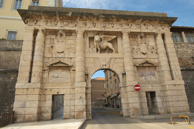 地门——当时进入城市的主要入口，由威尼斯建筑师Michele Sanmicheli于1543年建造，