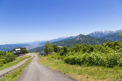 日本新泻县秋季汤沢镇的山脉全景