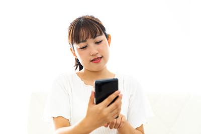 年轻女子在家里操作智能手机