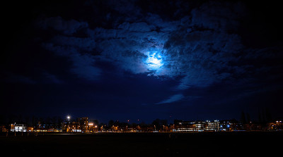 剑桥夜景，位于英格兰东部剑河畔的一座城市，著名的剑桥大学就在这里