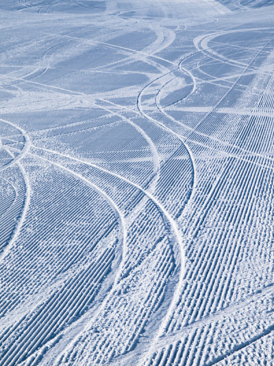 修整过的滑雪场有几条跑道