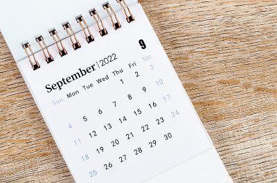 2022年9月木制背景台历。